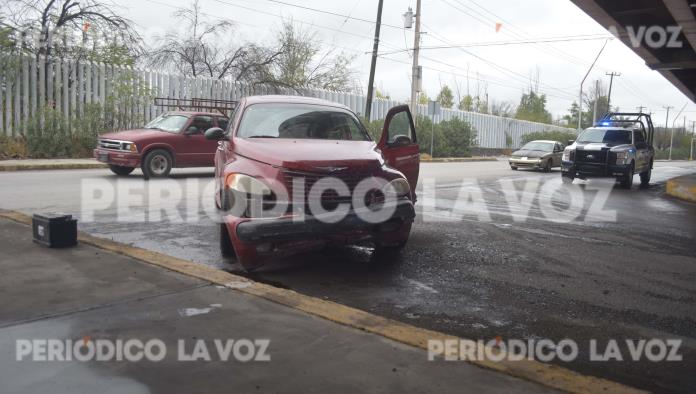 Se queda sin frenos y rebota en banqueta