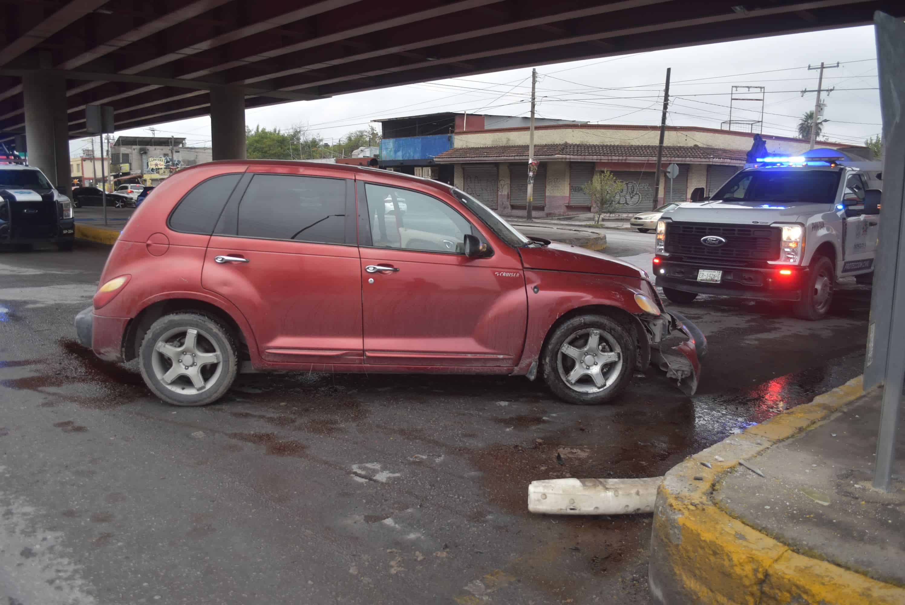 Se queda sin frenos y rebota en banqueta