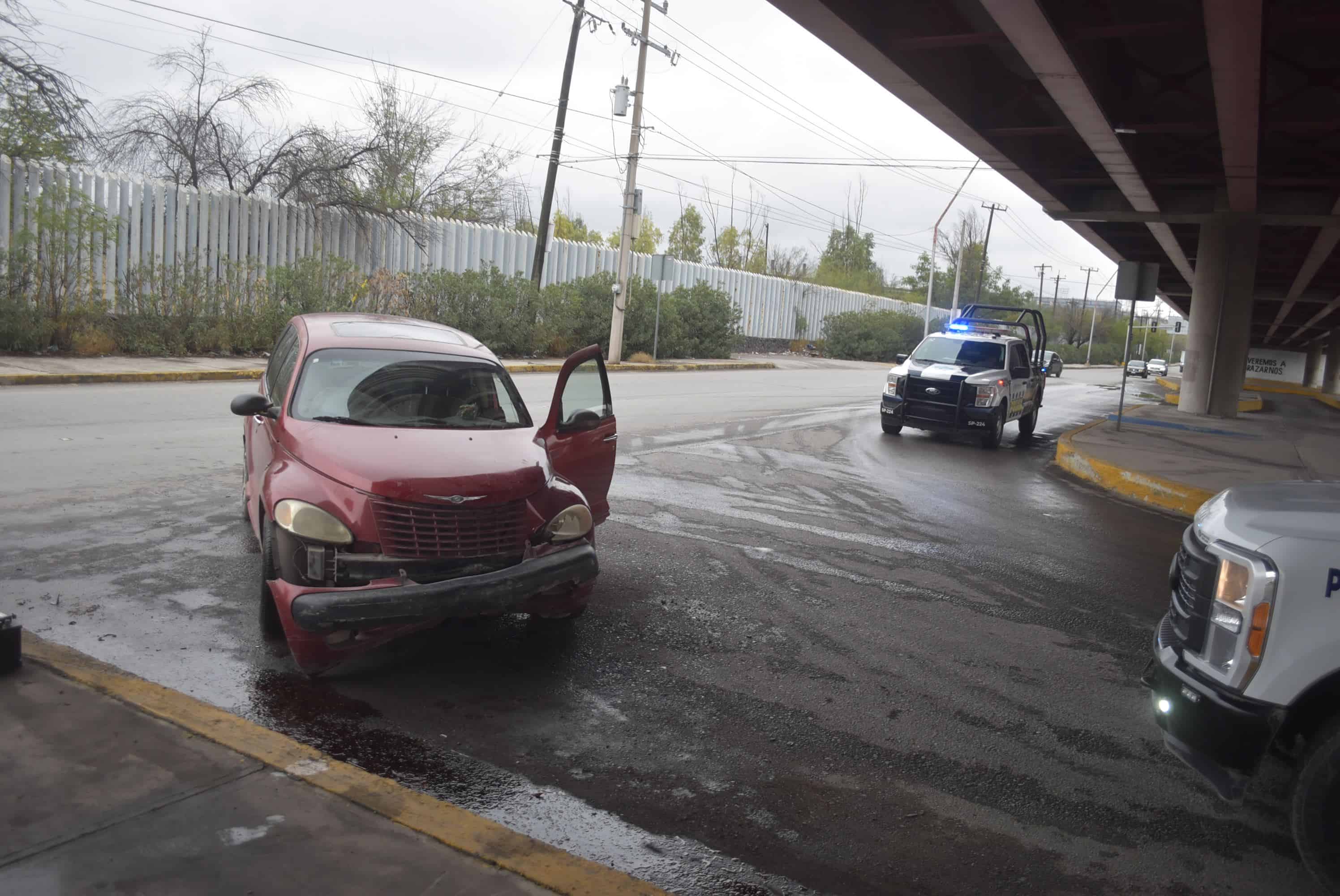 Se queda sin frenos y rebota en banqueta