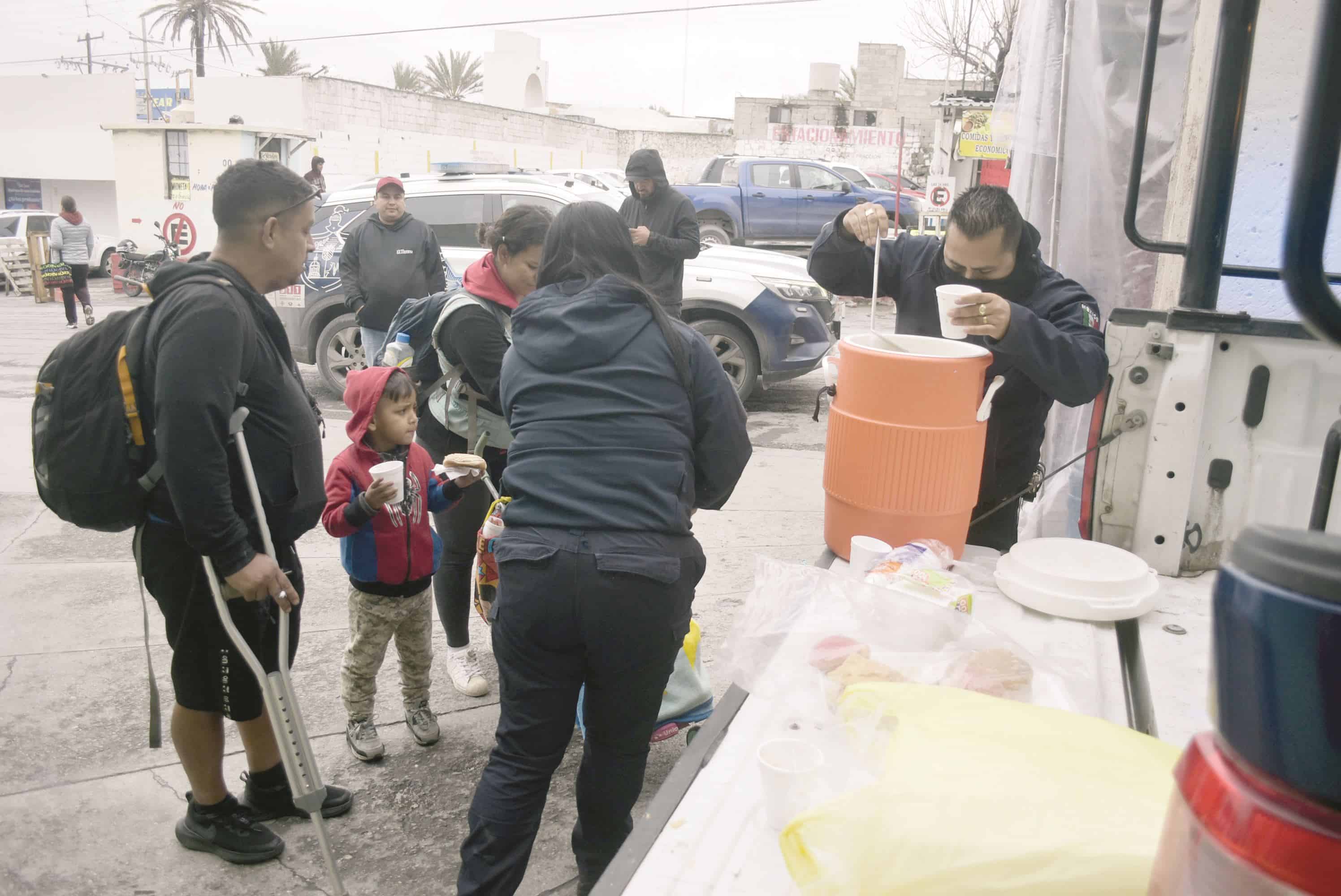 Llevan peritos de SP refrigerio a urgencias