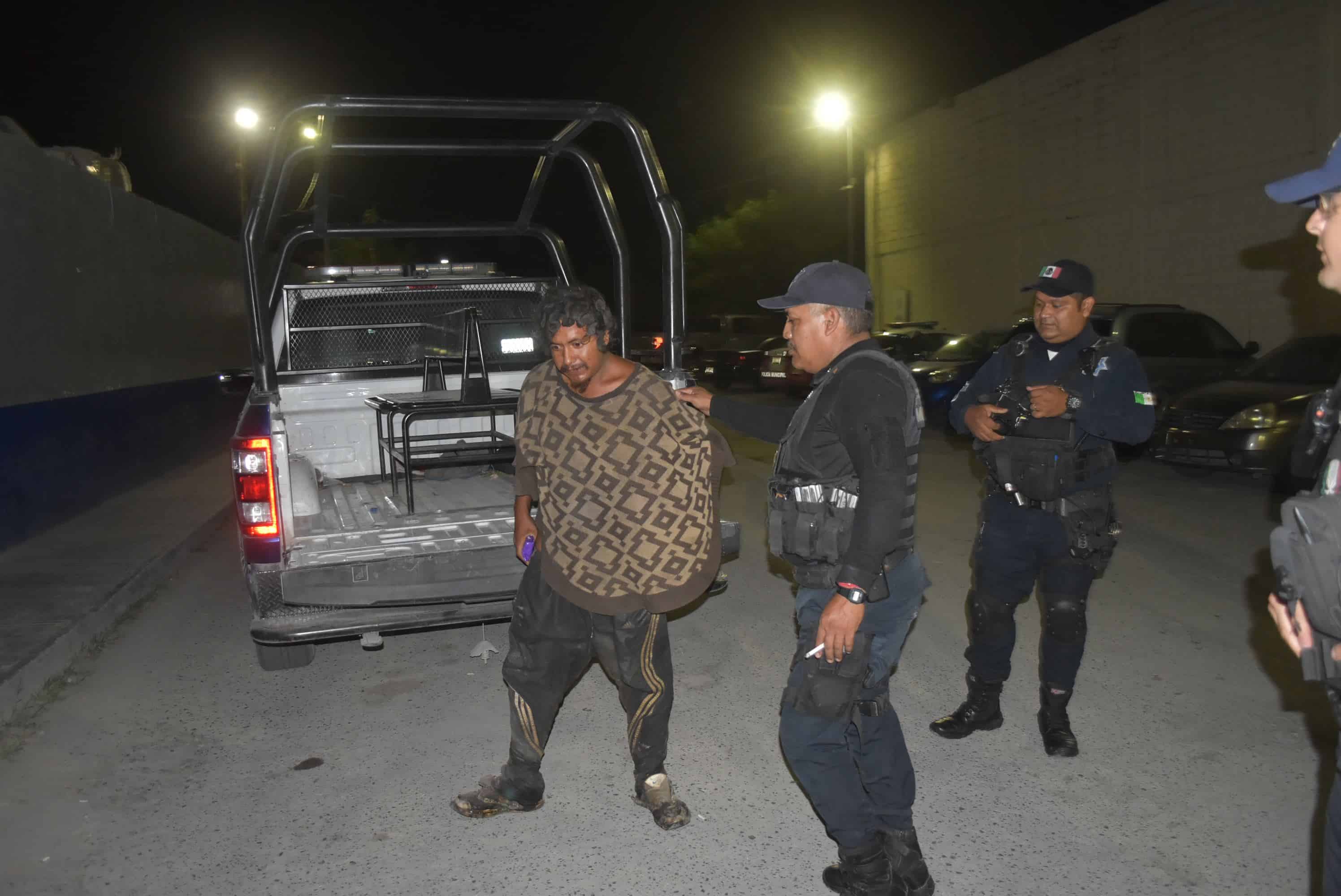 Molestaba a clientes de tienda en El Pueblo