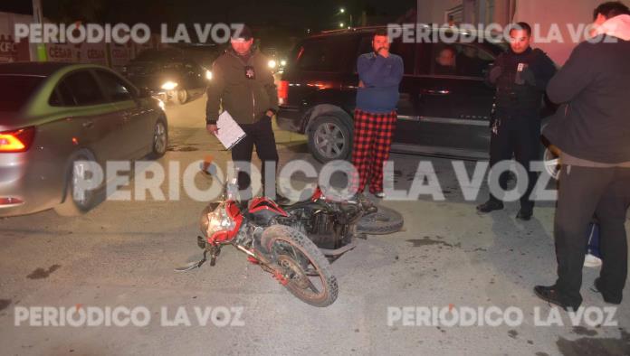 Manda a volar a joven en moto