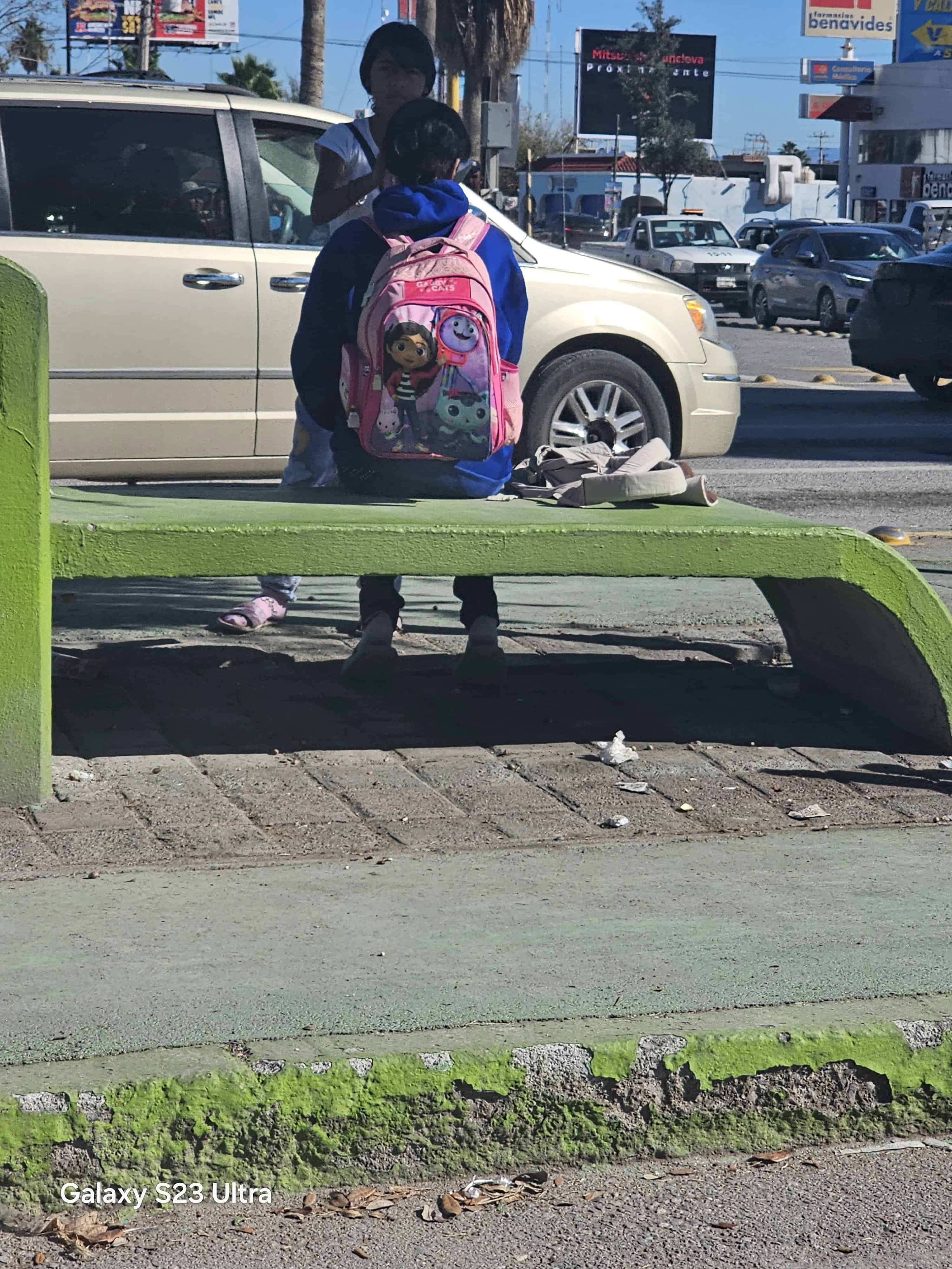 Familias migrantes comienzan a llegar a la ciudad; piden apoyo en avenidas principales.