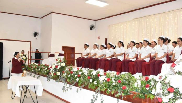 Reciben Cofias estudiantes de enfermería