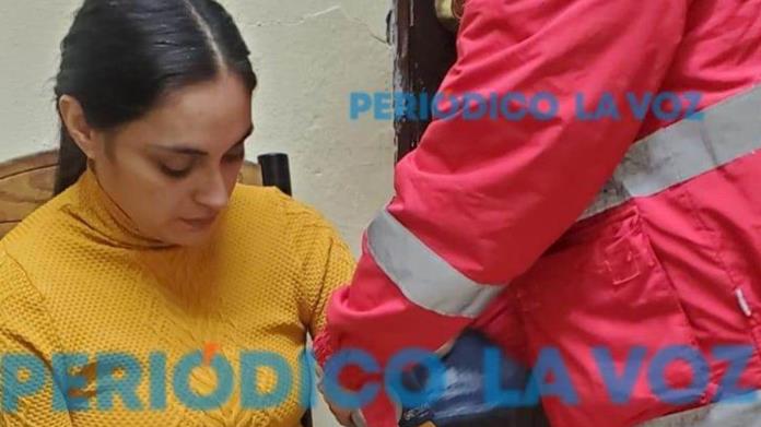Resguardan a mujer desorientada en la Comandancia Municipal; buscan a sus familiares  