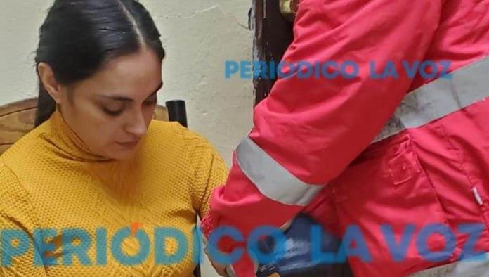 Resguardan a mujer desorientada en la Comandancia Municipal; buscan a sus familiares  