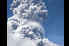 Explota volcán en Filipinas; Evacuan a 87,000 personas