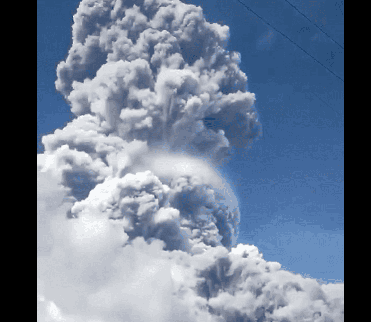 Explota volcán en Filipinas; Evacuan a 87,000 personas