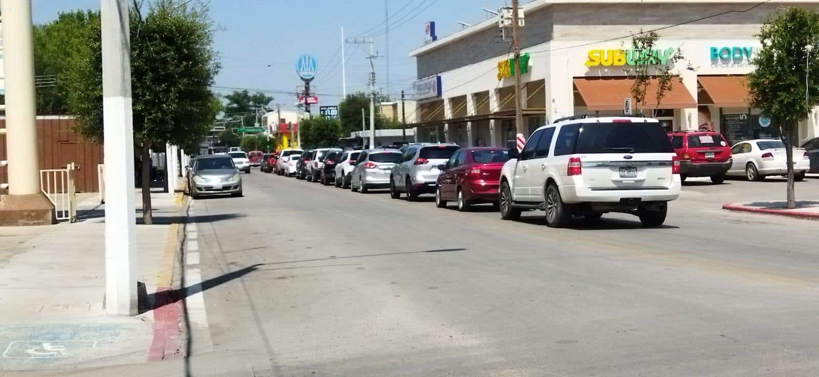 Quejas tras LARGAS FILAS en el Puente Internacional de Eagle Pass