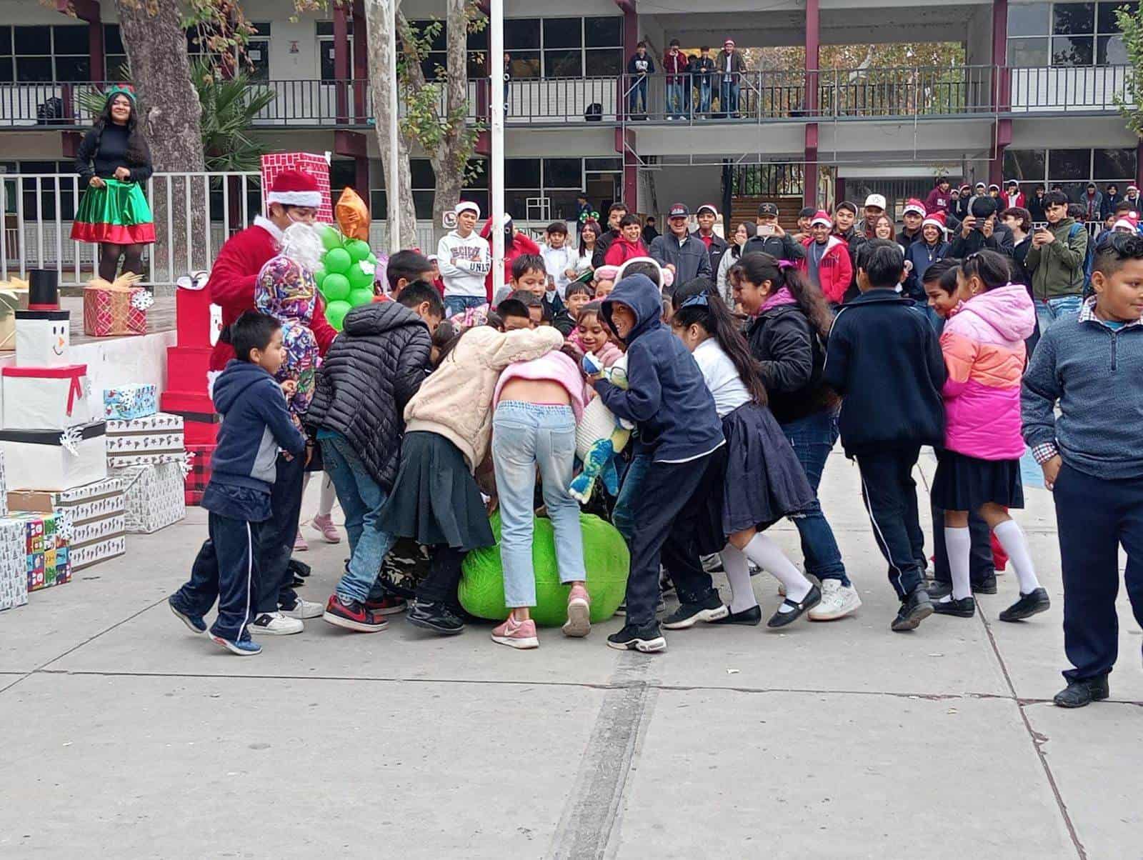 El Cbtis 54 lleva alegría navideña a niños de la Escuela Primaria Francisco José Madero