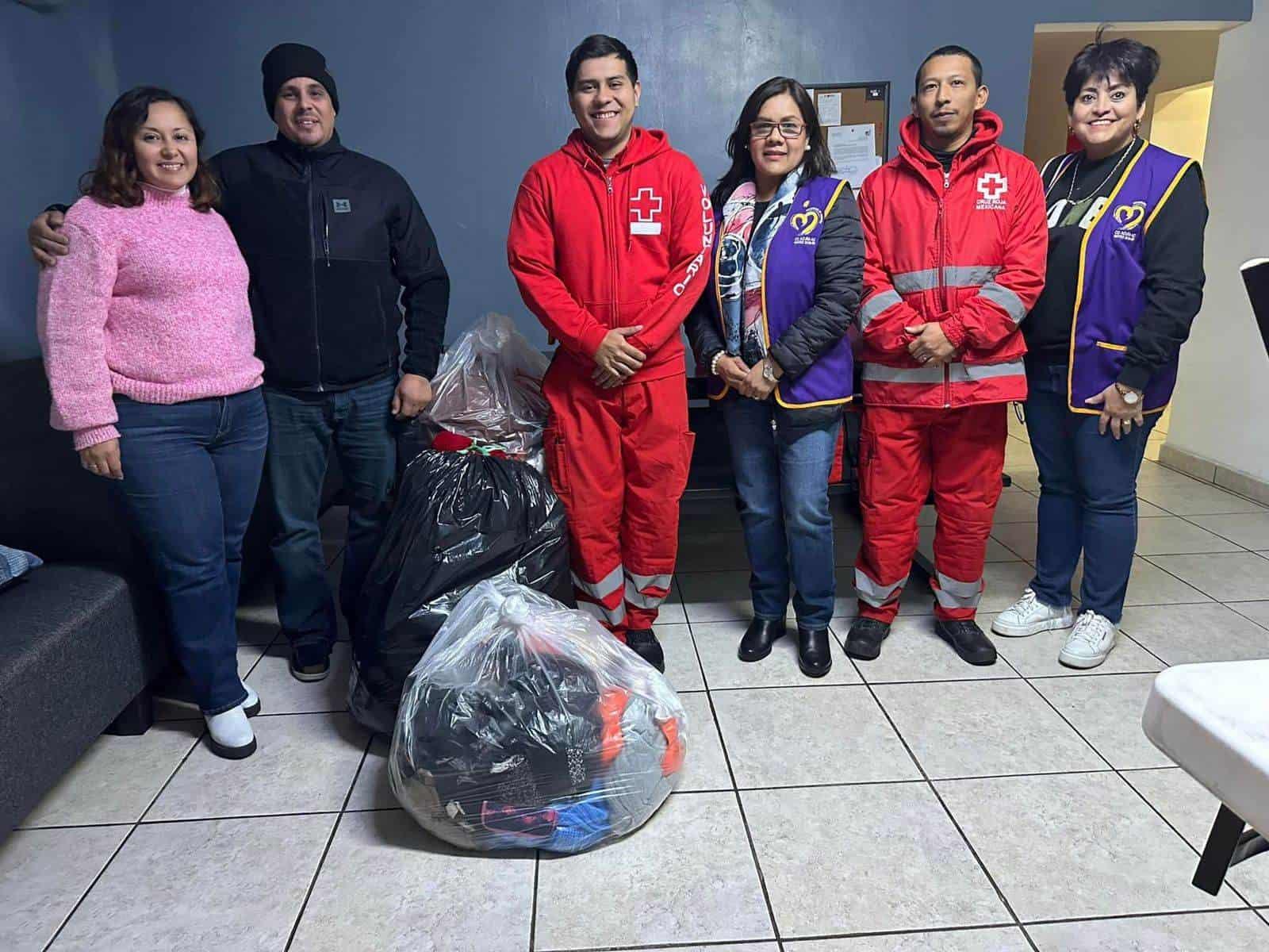 Cruz Roja recibe donativos de Voluntarios de Corazón AC para enfrentar bajas temperaturas