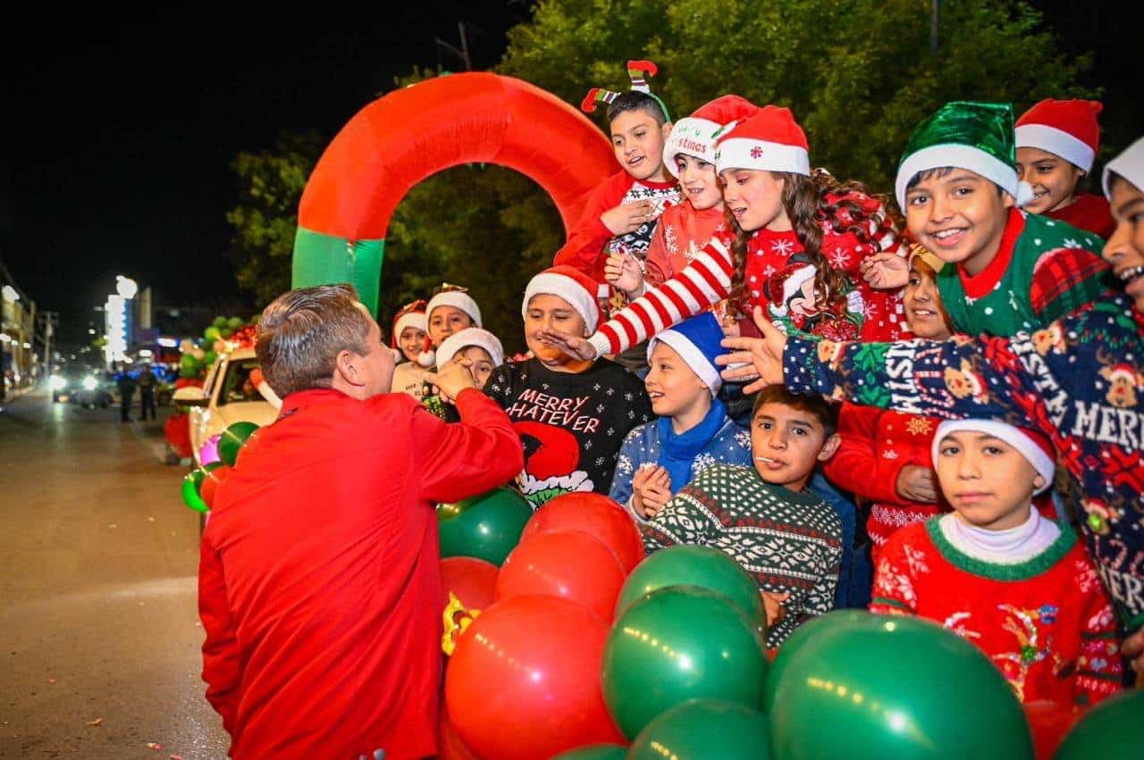 El Alcalde Hugo Lozano saludó a los contingentes que participaron en el desfile infantil navideño.