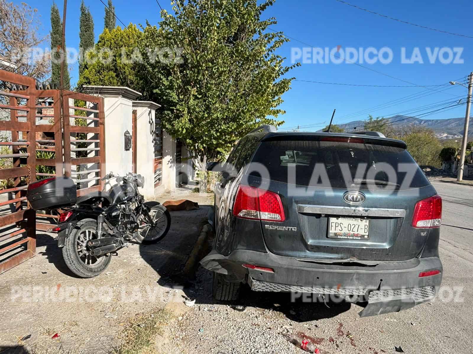 Salen disparados contra camioneta estacionada