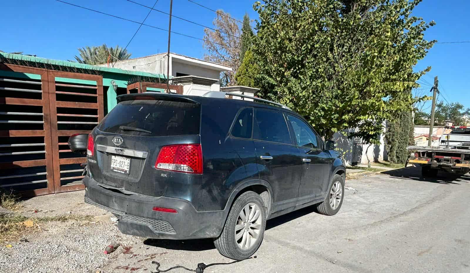 Salen disparados contra camioneta estacionada