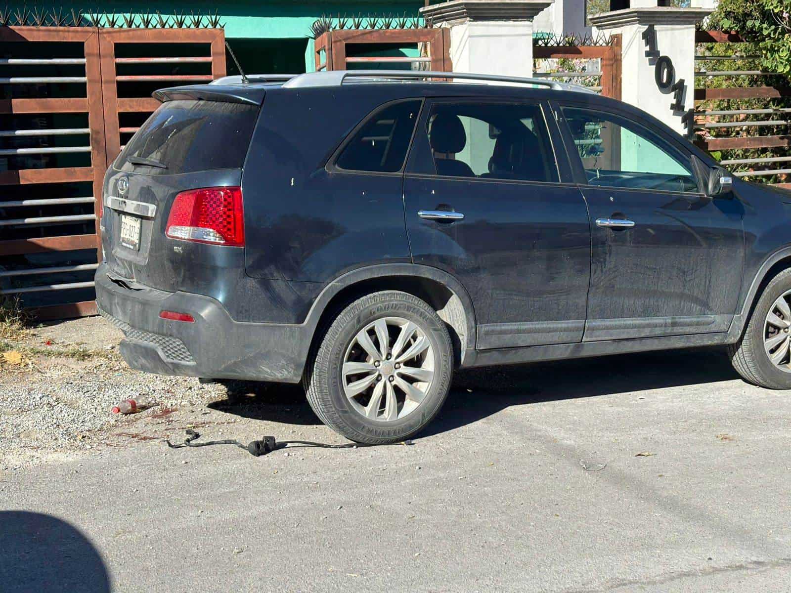 Salen disparados contra camioneta estacionada