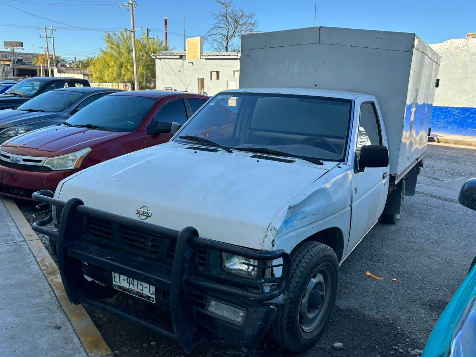 Salen disparados contra camioneta estacionada