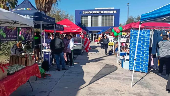 Realizan feria Navideña para promover comercio