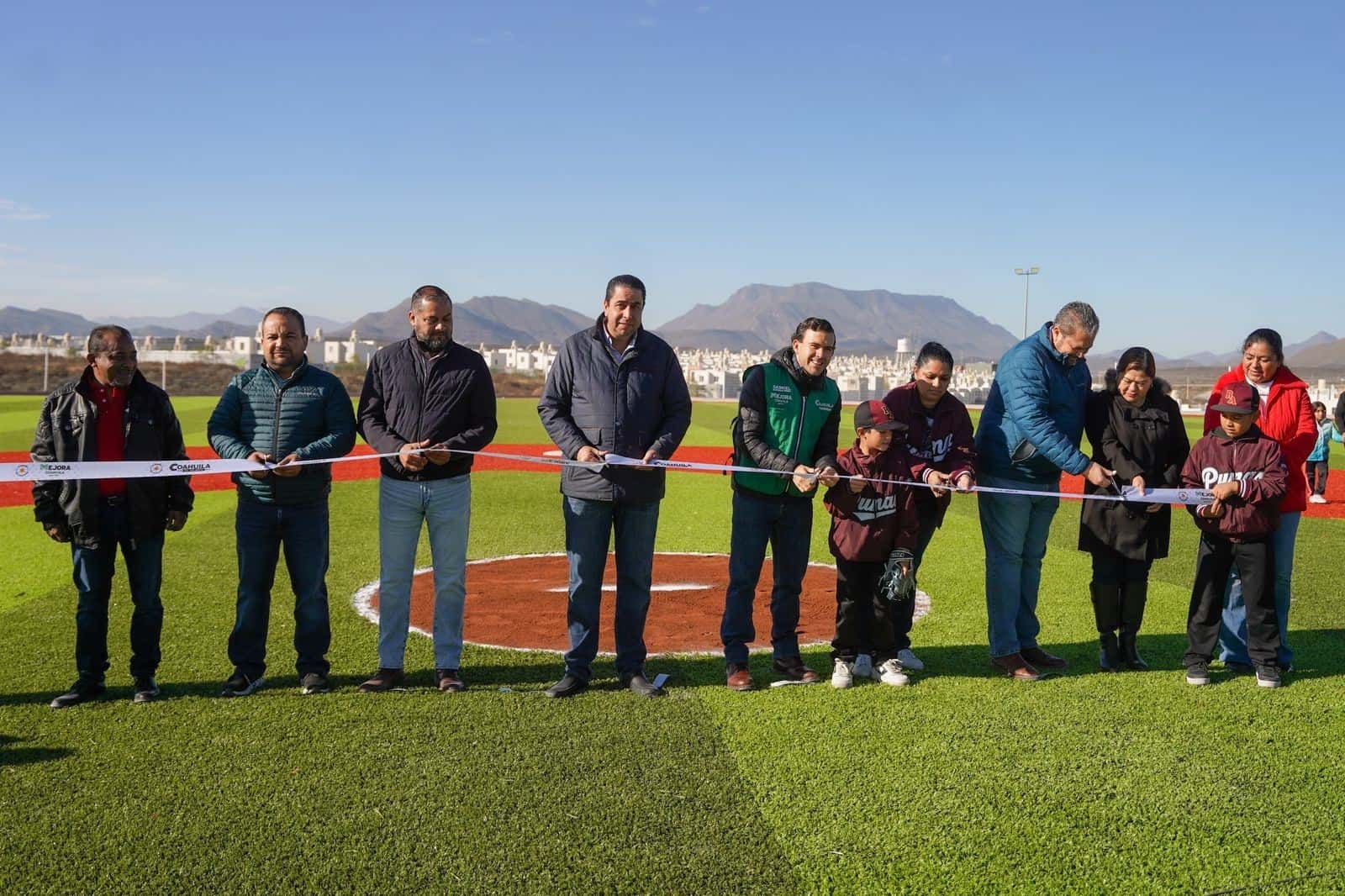 Inauguran Parque de Béisbol