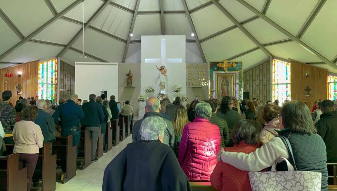 Cientos acuden a venerar a la virgen Cientos acuden a venerar a la virgen