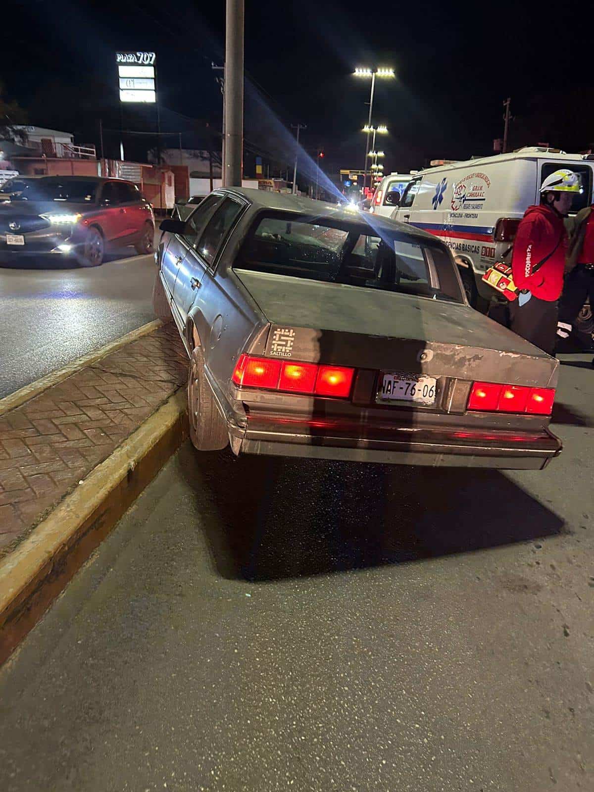 Incrusta auto en luminaria