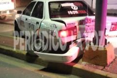 Destroza taxi al chocar luminaria 