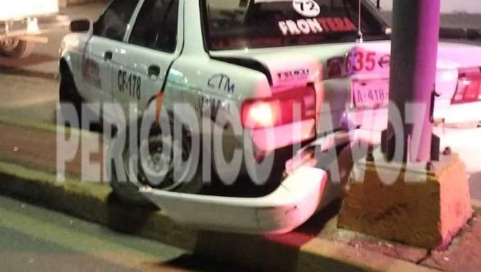 Destroza taxi al chocar luminaria 