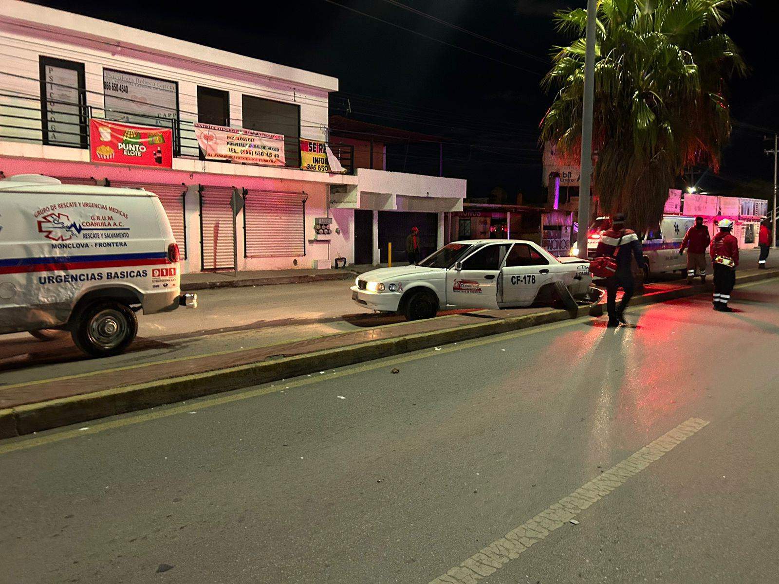 Destroza taxi al chocar luminaria 