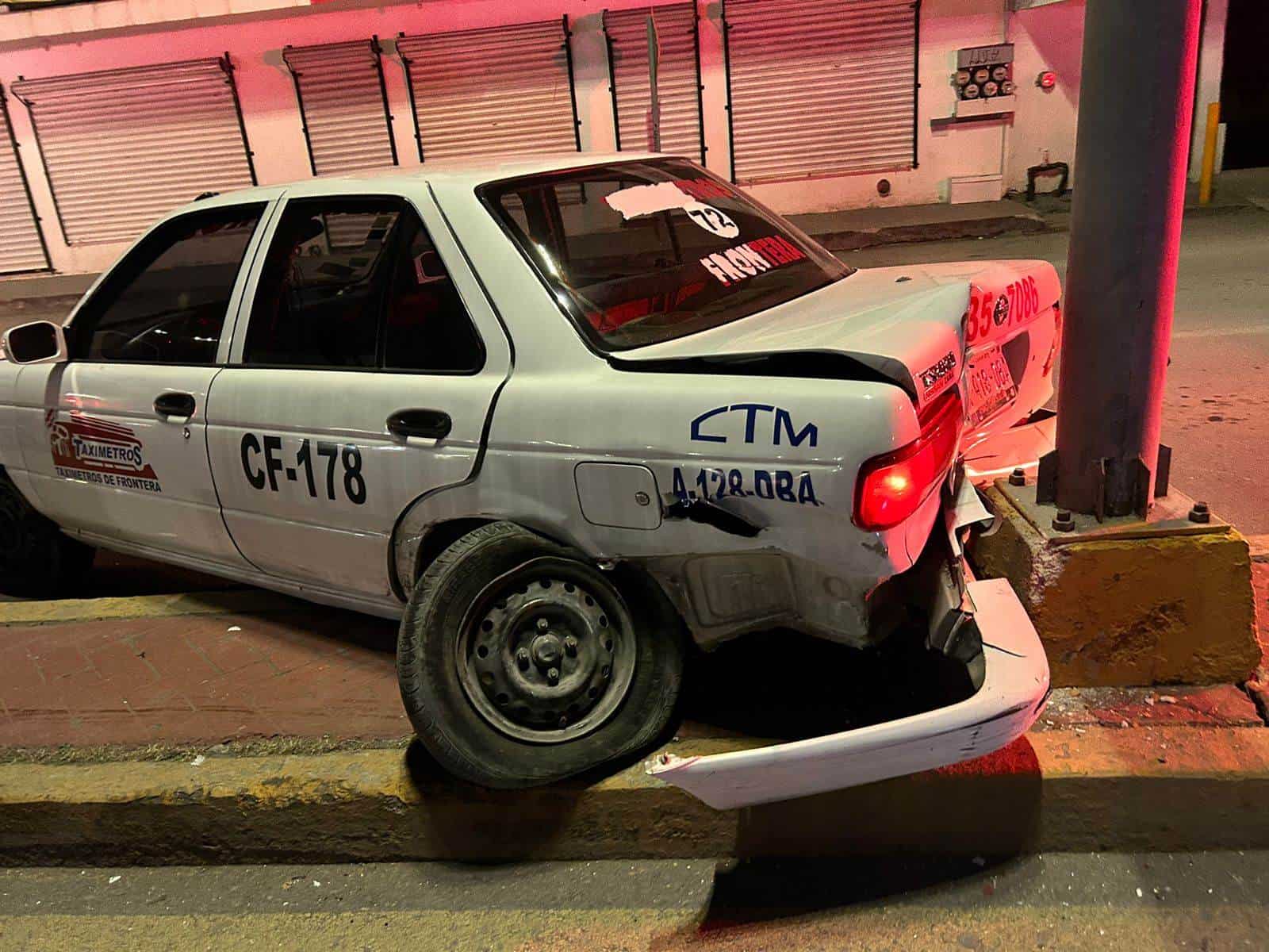 Destroza taxi al chocar luminaria 