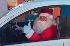 Taxista de Monclova se viste de Santa para llevar felicidad a niños