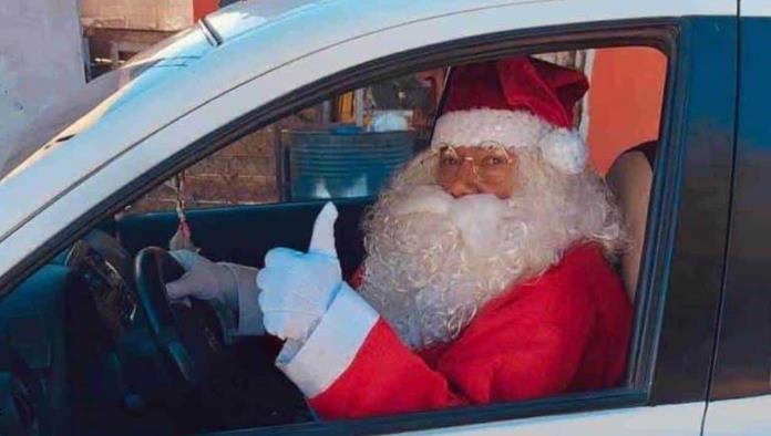 Taxista de Monclova se viste de Santa para llevar felicidad a niños