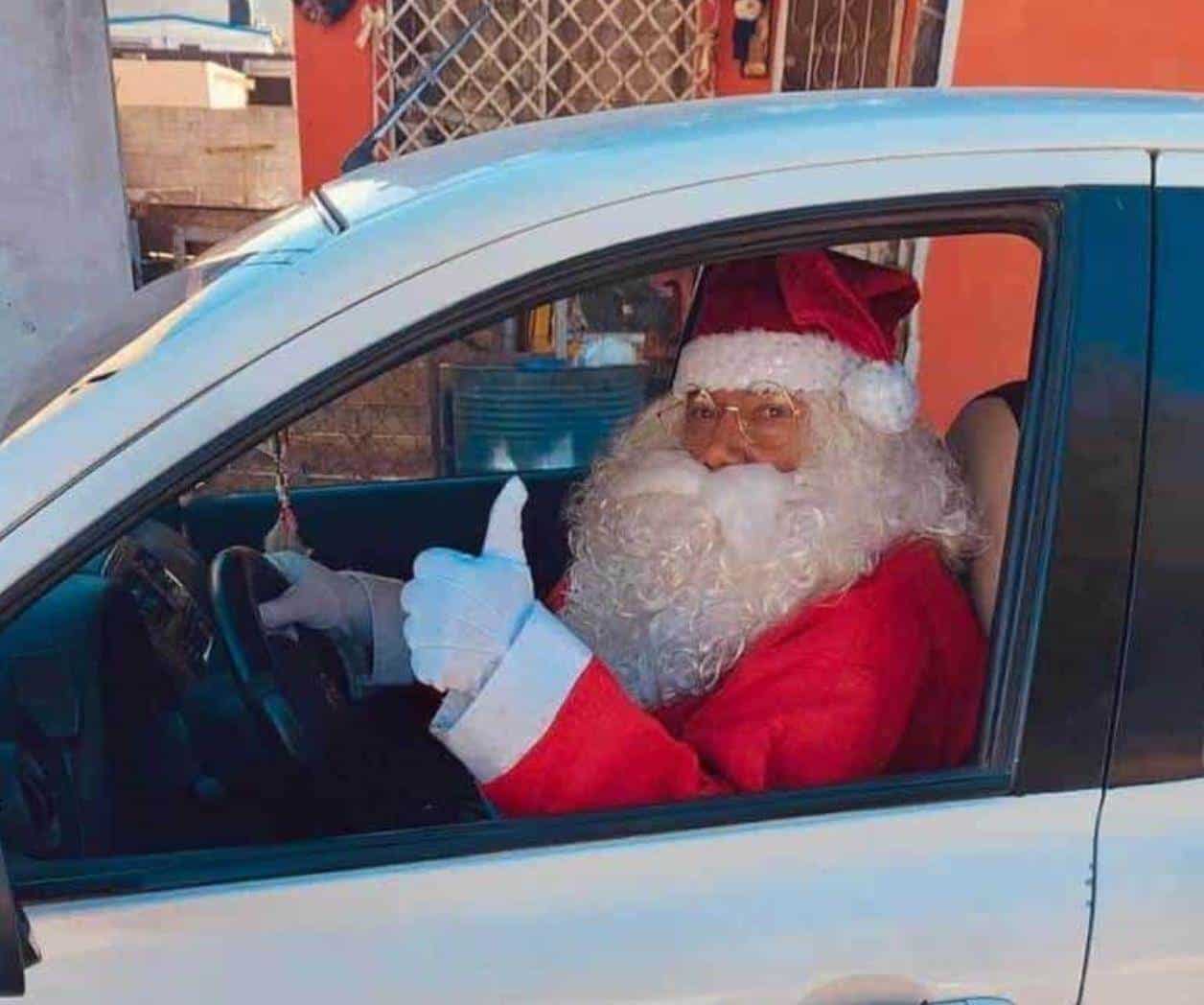 Taxista de Monclova se viste de Santa para llevar felicidad a niños