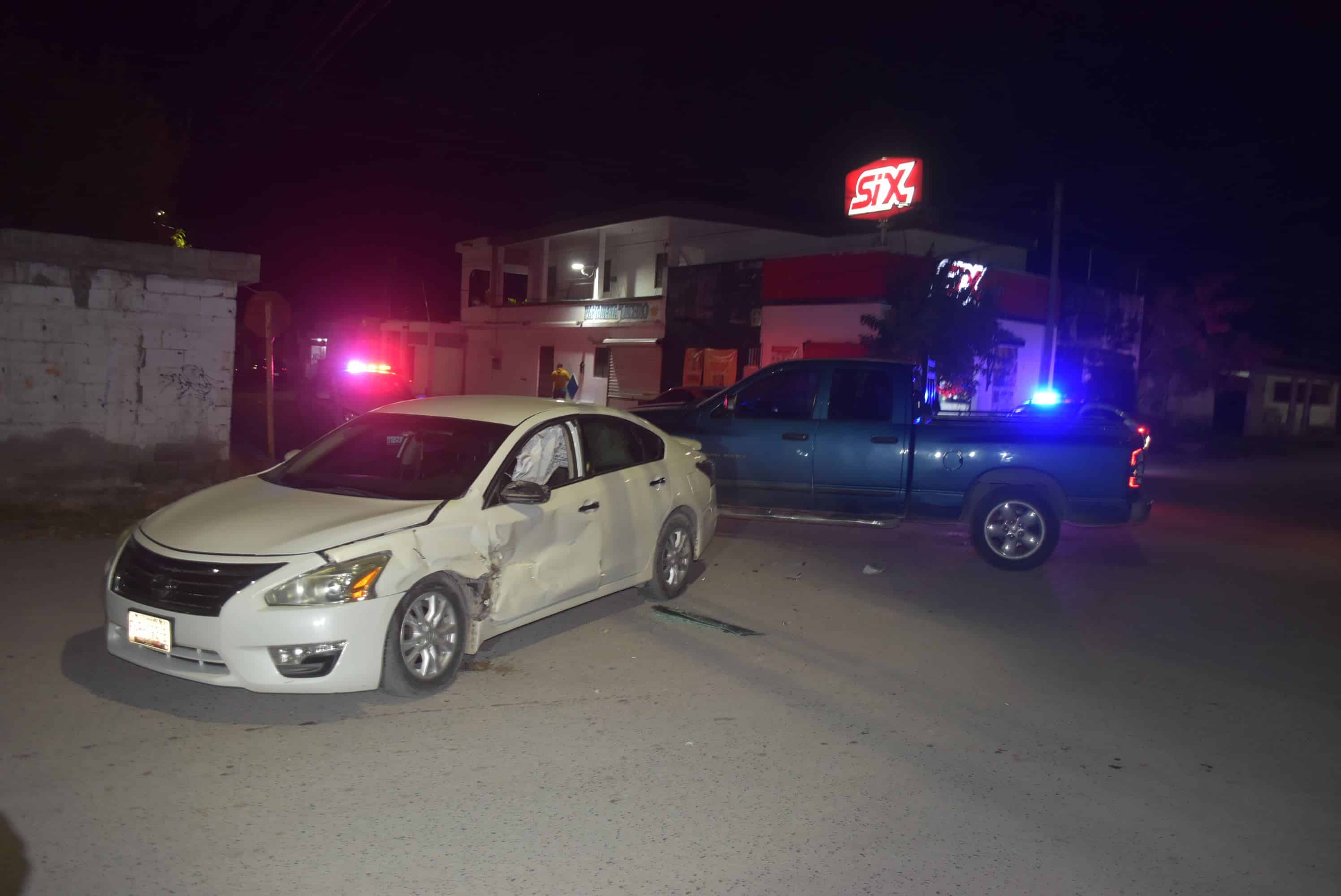 Arremanga auto por no hacer alto