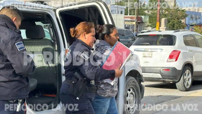 Golpea mujer a adolescente