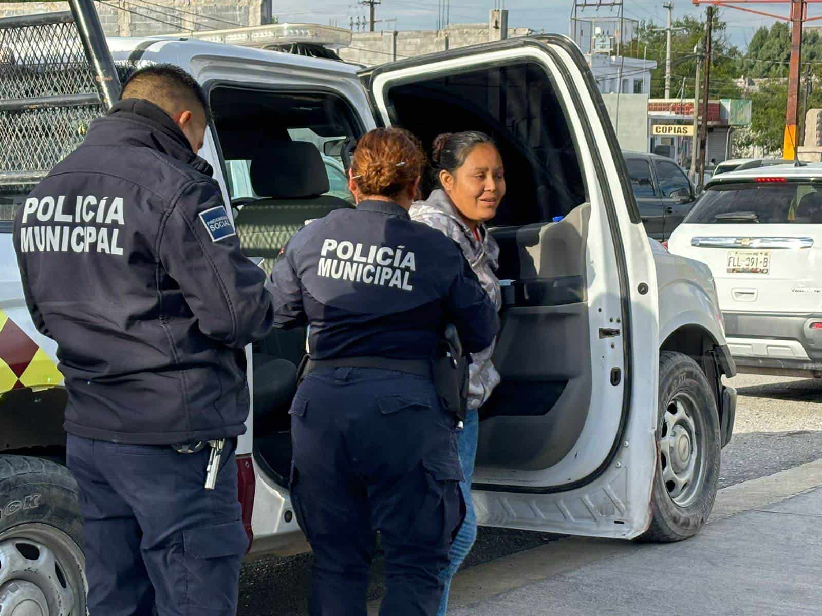 Golpea mujer a adolescente