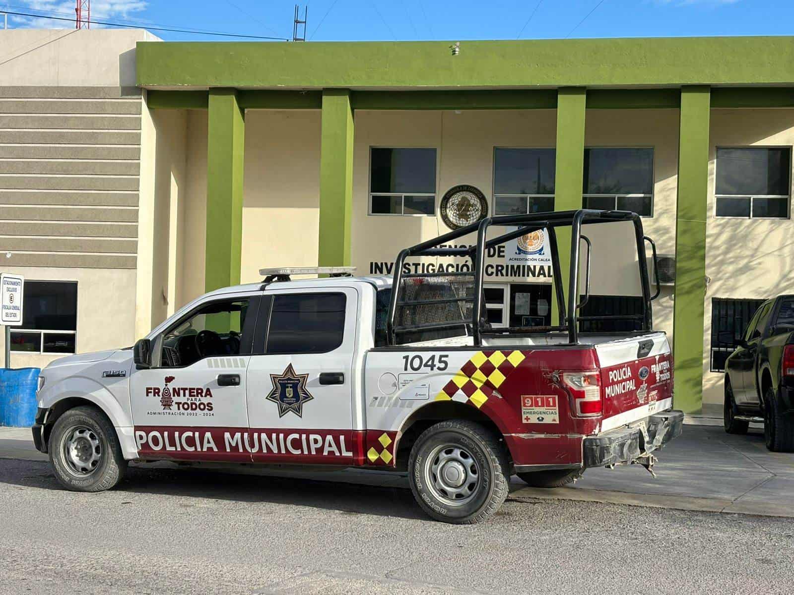 Golpea mujer a adolescente