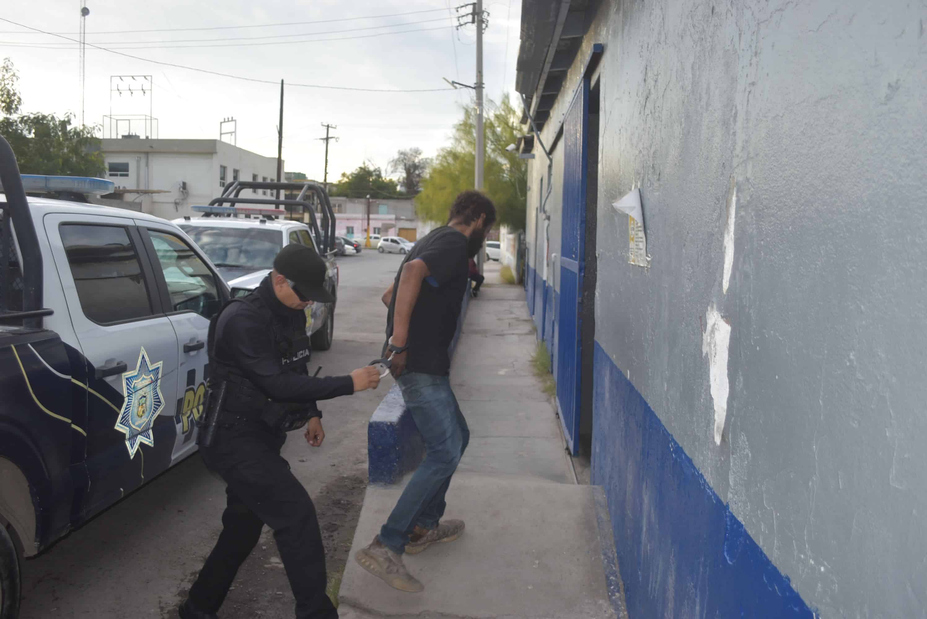 Se atrinchera drogadicto en su habitación