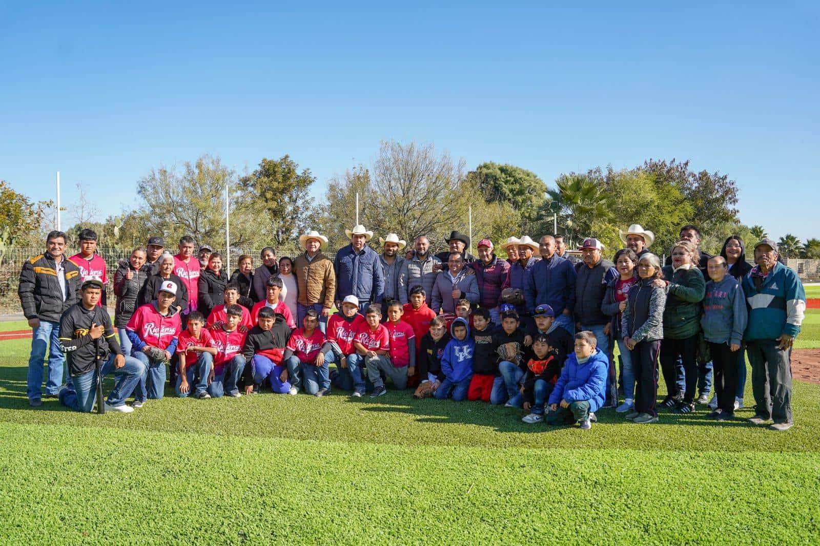 Entregan parque de béisbol en Paredón