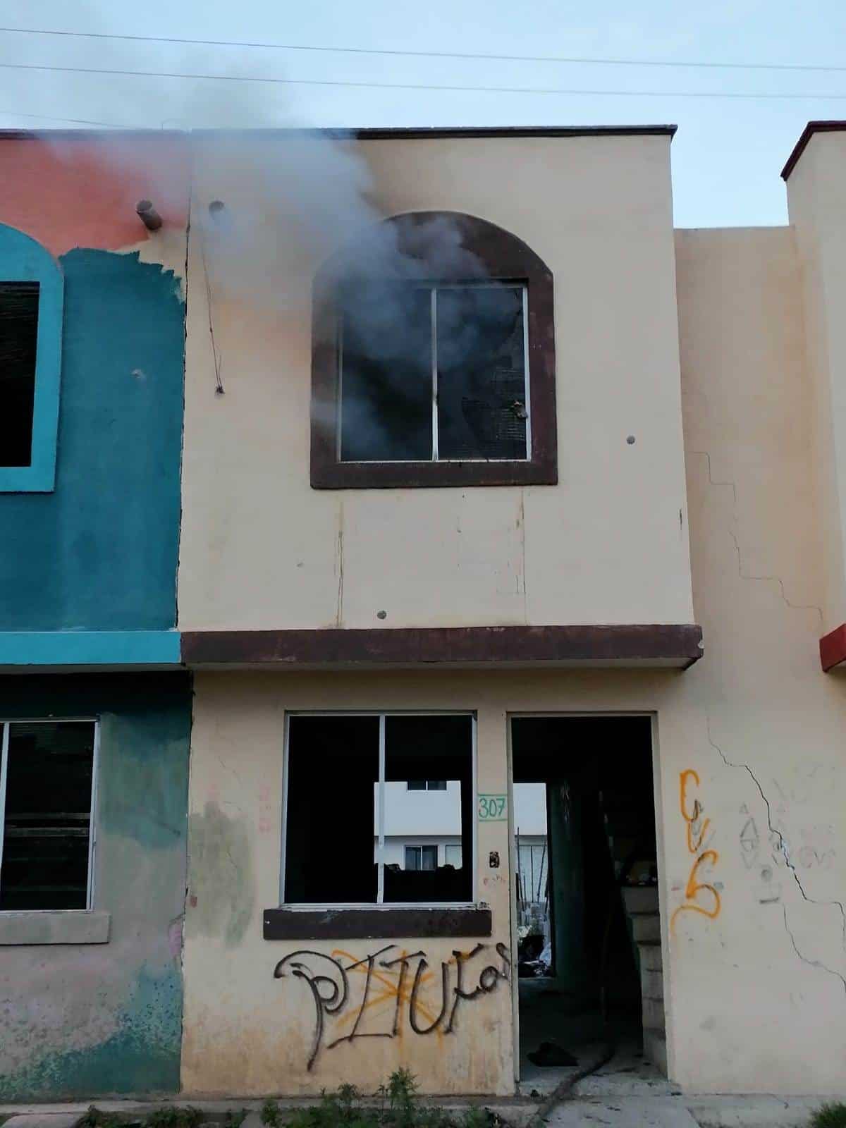 El incendio se registró en la planta alta de una vivienda abandonada.