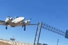 Avioneta aterriza de emergencia en autopista de Texas