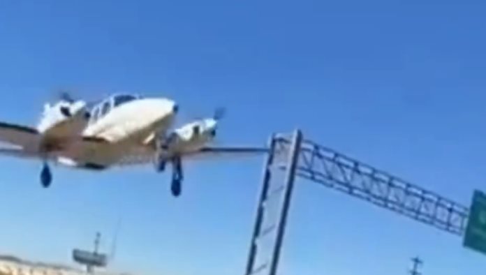 Avioneta aterriza de emergencia en autopista de Texas