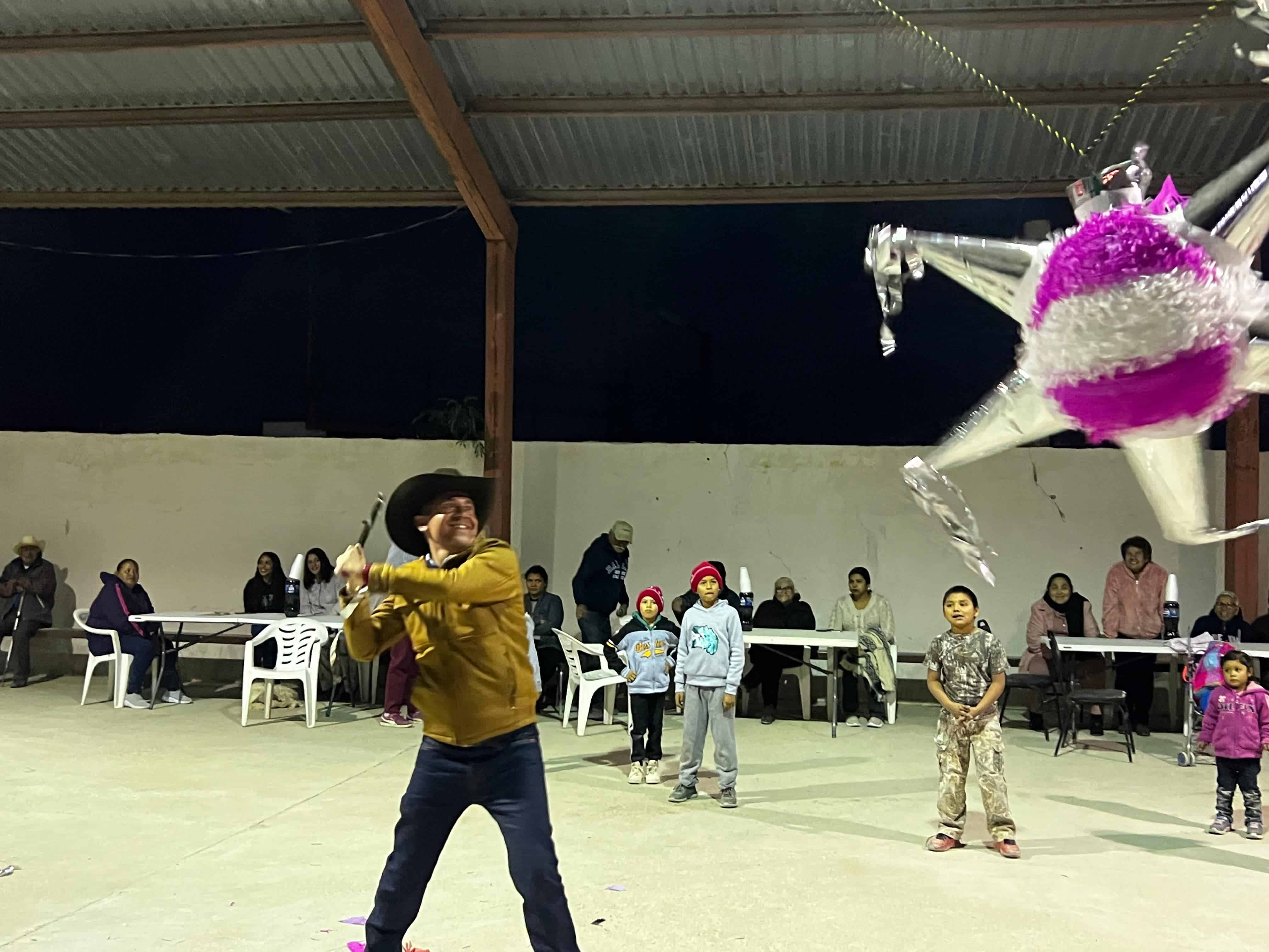 El Alcalde Hugo Lozano pegándole a la piñata.