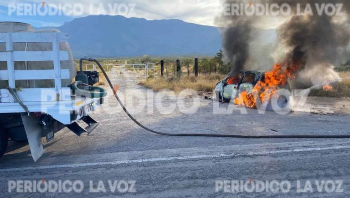 En el Ejido El Oro Fuego consume auto