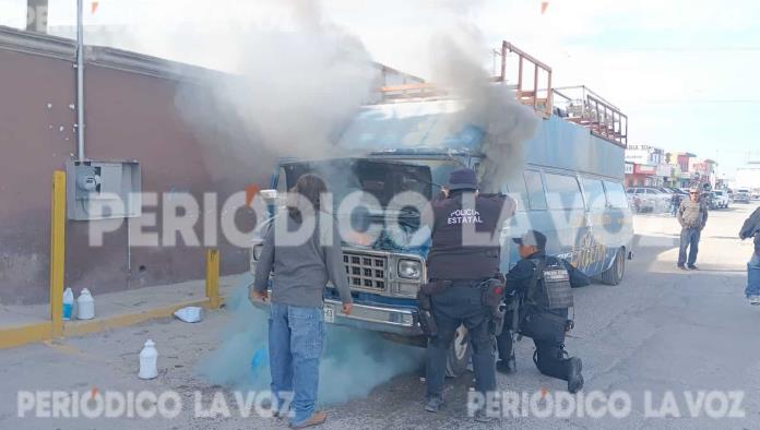 Apagan Estatales incendio de combi