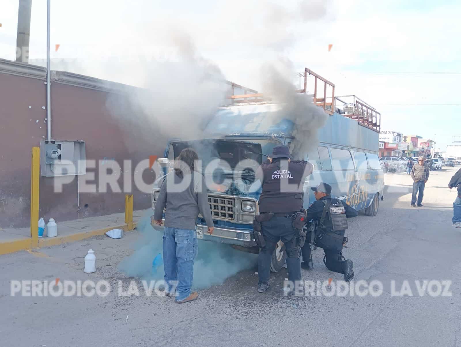 Apagan Estatales incendio de combi