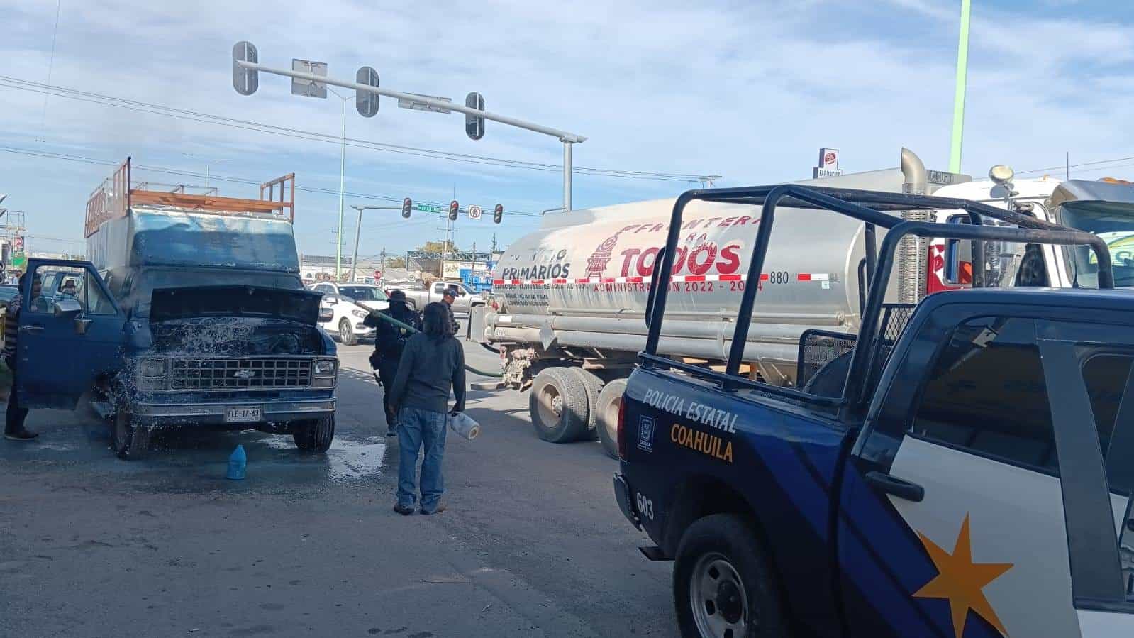 Apagan Estatales incendio de combi