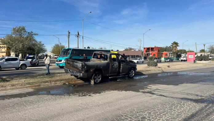 Accidente vehicular en Ciudad Acuña deja camioneta en llamas