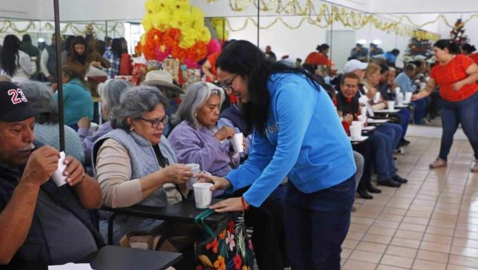 Disfrutan abuelitos posada en la UAdeC