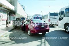 Incrusta auto en troca estacionada