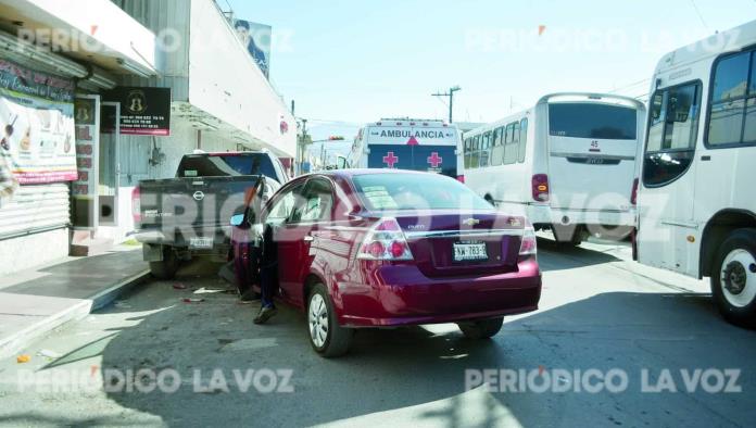 Incrusta auto en troca estacionada