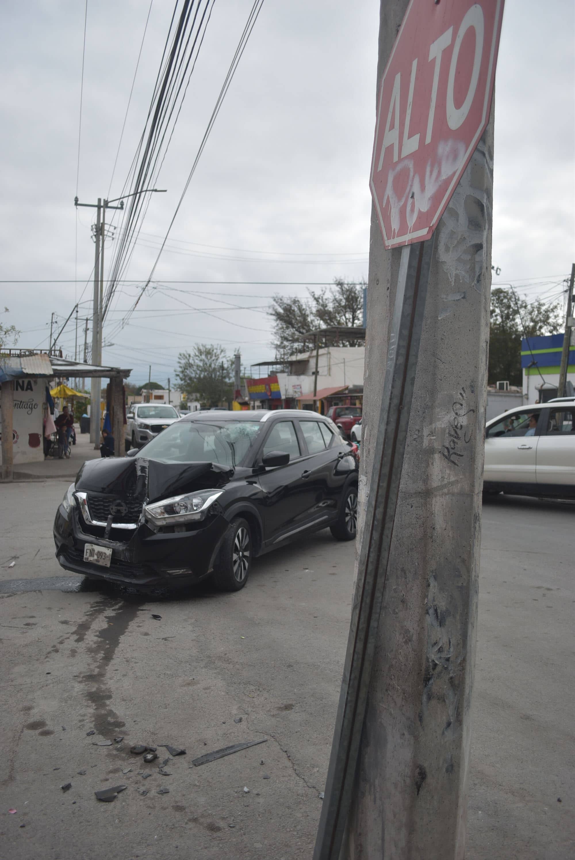 Se ´raja´ la cabeza al rebotar contra poste